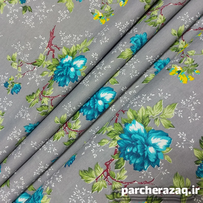 پارچه ملحفه ای طرح گلدار زمینه طوسی ترنج آبی عرض دو متر