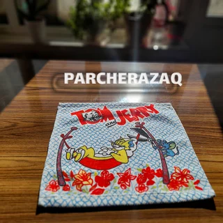 حوله دست و صورت کودک بهتن تام و جری